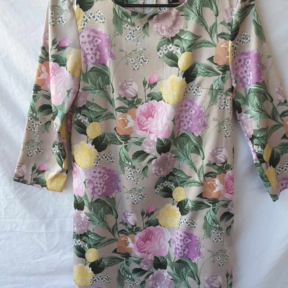 Dresses - Picture 2 of 4